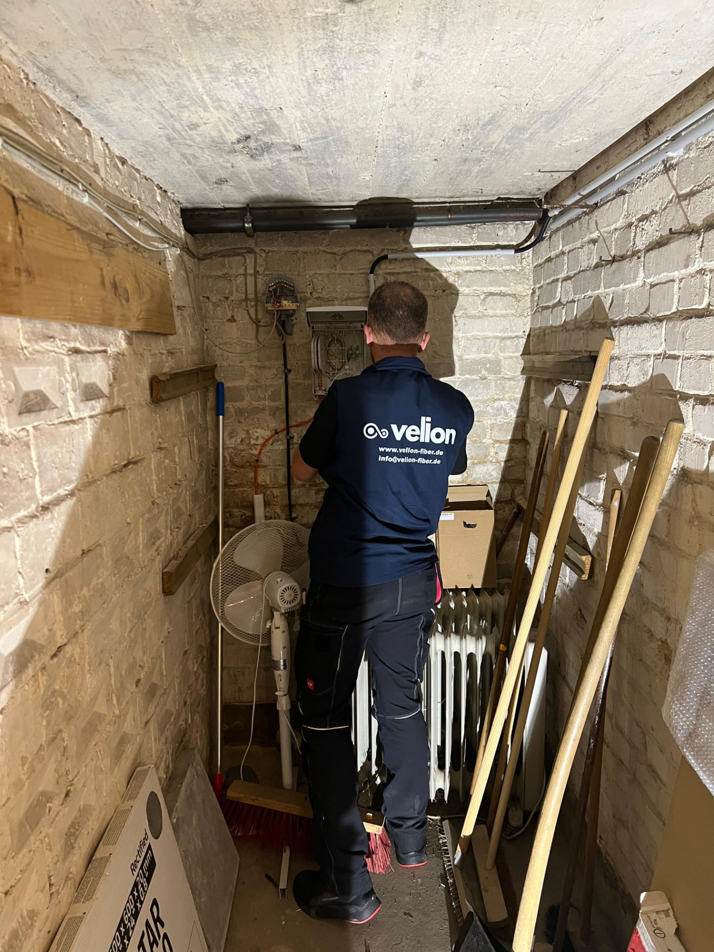 Installation eines Hausübergabepunkts durch einen Velion Techniker